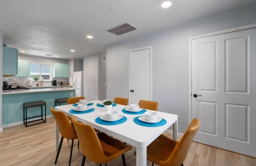 St. Johns House | Clean & Convenient Austin Stay, Fast Wi-Fi + Minutes to Airport & I-35!