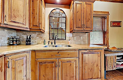 Downtown Park City House | CLEAN Fabulous 4BR House steps 2 ski/main, hottub, views, fireplace, walk to all