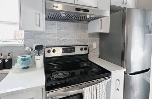 Hastings House | Clean Modern Comforts in Vancouver - 5 mins walk to rapid transit