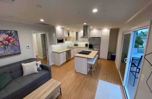 Burbank Condo | Clean Penthouse with Balcony