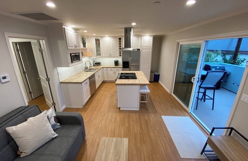 Burbank Condo | Clean Penthouse with Balcony