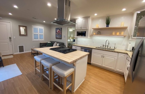 Burbank Condo | Clean Penthouse with Balcony