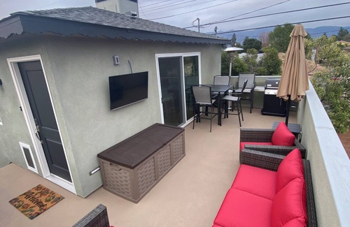 Burbank Condo | Clean Penthouse with Balcony
