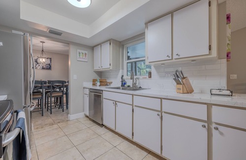 Fort Myers House | Clean pool house with 70" TV nearby beaches, shopping and restaurants