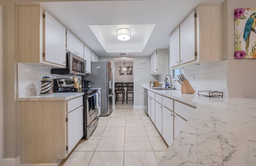 Fort Myers House | Clean pool house with 70" TV nearby beaches, shopping and restaurants