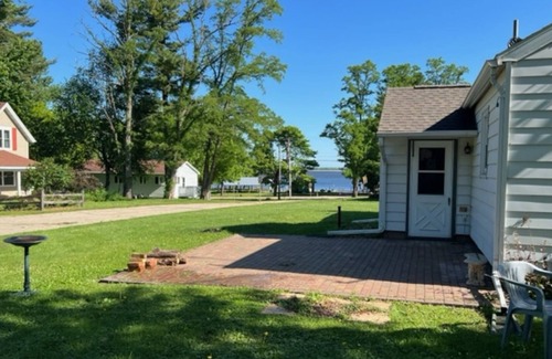 Fremont House | Clean/Quiet ranch home- 1 Block from Public Beach- Fremont