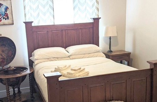 Redmond House | clean, stylish, relaxing home with hottub and fenced in backyard