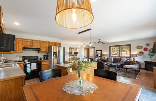 Polson House | Clear Creek Blue Cabin w/lake access & 9 acres!