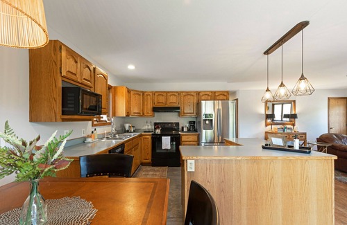 Polson House | Clear Creek Blue Cabin w/lake access & 9 acres!