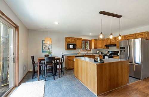 Polson House | Clear Creek Blue Cabin w/lake access & 9 acres!