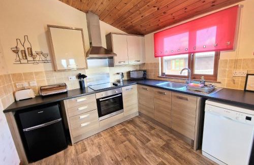Kelty Ski Chalet | Cleish 7 With Private Hot Tub - Fife - Loch Leven - Lomond Hills - Pet Friendly