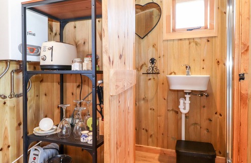 Dumfries Cottage | CLEMENTINE SHEPHERD'S HUT, romantic, with a garden in Dumfries