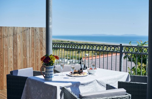 Pendine Cottage | Cliff Haven, Seaside apartment with stunning views