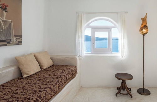 Oia Hotel | Cliff Nest Honeymoon Suite with Private Whirlpool & Caldera View *access via num