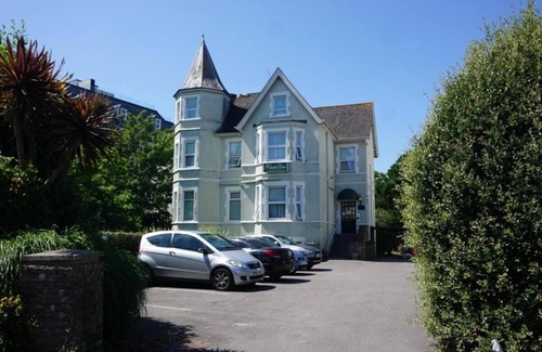 West Cliff Apartment | Cliff-Top, Winterdene Suite