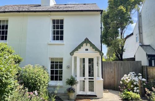 Deal House | Cliffeside Cottage