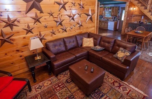 Chatsworth Cabin | CliffhangerCliffhanger-Hot tub-Located atop Fort Mountain with views of the Cohutta Wilderness