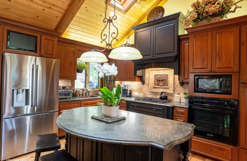 Young Harris Cabin | Cliffside Retreat – Mountain Estate 2BR 3.5B w/Views, Creek & Fire Pit