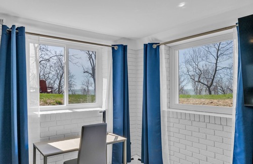 Leamington Apartment | Cliffside Suite #3 - Seacliff Beach Suites