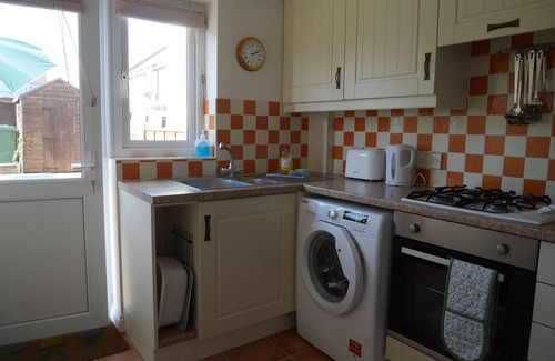 Southwell Cottage | CLIFFWALK COTTAGE, pet friendly, with hot tub in Portland Bill