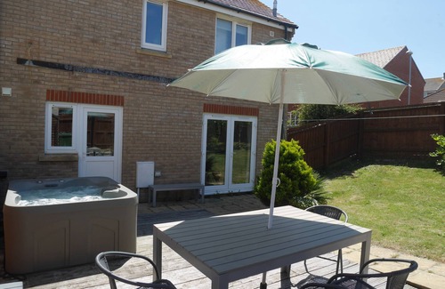 Southwell Cottage | CLIFFWALK COTTAGE, pet friendly, with hot tub in Portland Bill