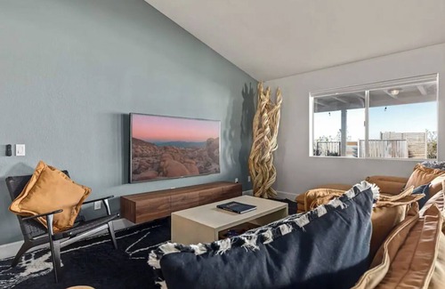 Panorama Heights House | Climbing and Art Rooms, Walk to JTNP, Cowboy Pool, Hot Tub-Climbers Paradise