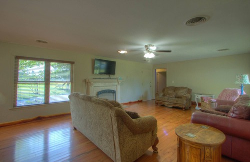 Broken Arrow House | Close to a Vibrant and fun DownTown Rose District. 15 min from Tulsa.