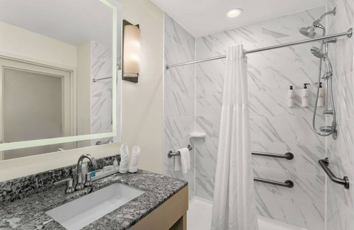 Downtown Baltimore Hotel | Close to All the Action! Steps from Inner Harbor and MT Bank Stadium