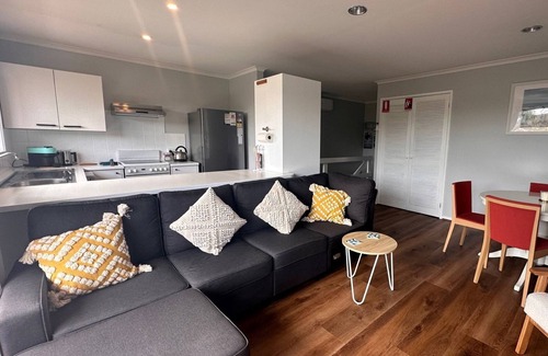 Tura Beach Apartment | Close to Bach Access