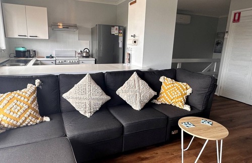Tura Beach Apartment | Close to Bach Access