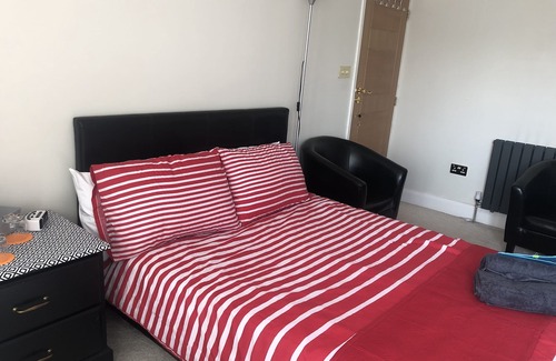 Olton Bed & Breakfast | Close to Birmingham airport, NEC, Train Station, City Centre Restaurants Shops