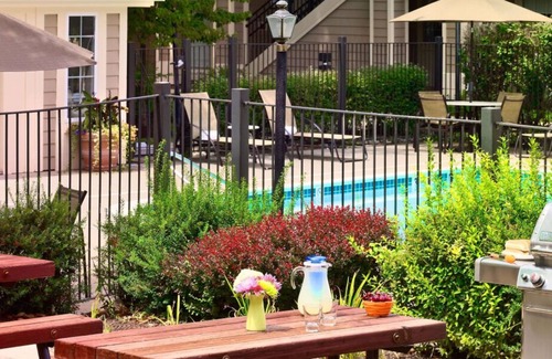 Burlington Apartment | Close to Burlington Mall! FREE Breakfast & Parking, Pool, Pet-friendly Property!