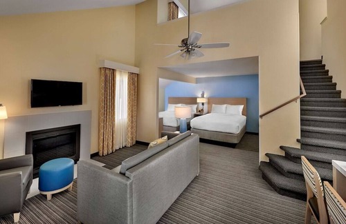 Sharonville House | Close to Chamberlin Park! Swimming Pool, FREE Parking & Breakfast, Full Kitchen!