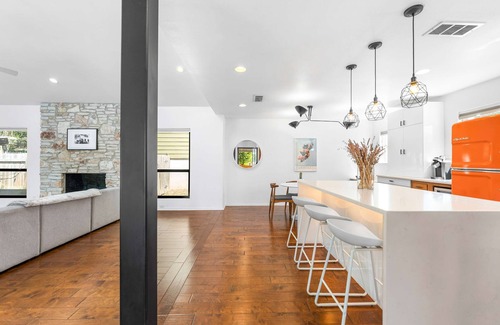 Oak Forest House | Close to Domain DT Shopping Chic Serene 3BR