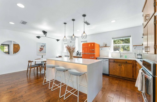Oak Forest House | Close to Domain DT Shopping Chic Serene 3BR
