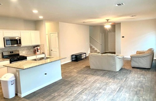McNeil House | Close to downtown 14mint Airport 15 minute and south