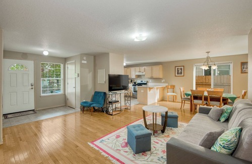 Vancouver House | Close to downtown, with garage, fenced backyard