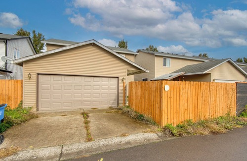 Vancouver House | Close to downtown, with garage, fenced backyard