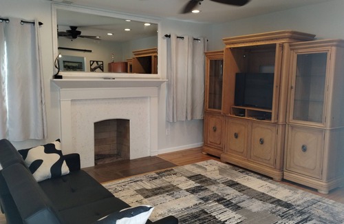 El Cerrito House | CLOSE TO EVERYTHING FUN - Charming 2-BR/2 BA house in San Diego WiFi AC parking