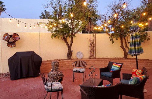 Saguaro Miraflores House | Close to Gem Show with large Garage, near U of A with Pool and Hot Tub.