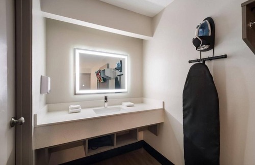 Twin Brook Hotel | Close to Hamilton Place Mall | 2 Budget Friendly Rooms | Pets are Allowed