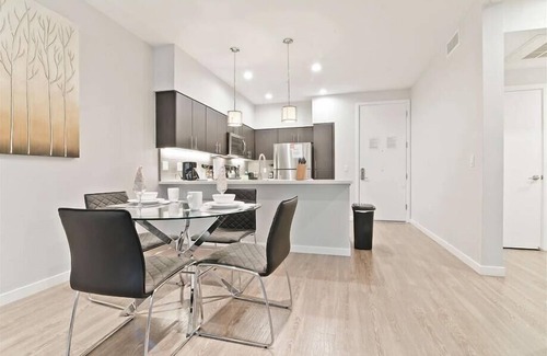 Menlo Park Apartment | Close to Menlo Park Rail | High Speed Internet + Washer/D