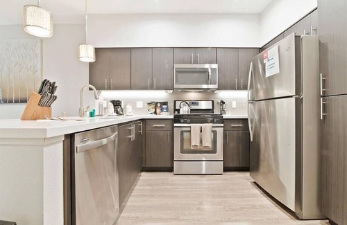 Menlo Park Apartment | Close to Menlo Park Rail | High Speed Internet + Washer/D