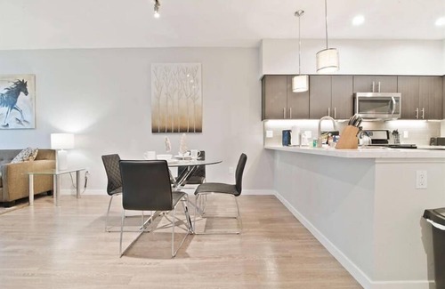 Menlo Park Apartment | Close to Menlo Park Rail | High Speed Internet + Washer/D