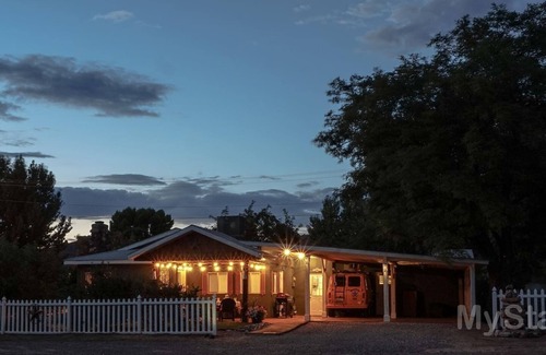 Kanab Apartment | Close to National Parks.The Star Garage, Sleep in a Vintage Truck Bed, Cool!