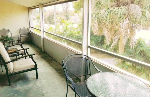 Gulf Gate Estates Condo | Close to Siesta Key. Screened Large Patio. 2 King beds. Sarasota 2Br Condo. WiFi
