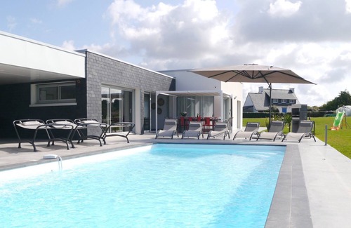Tregunc Villa | Close to the beach, modern house with large pool and sea views + Wi-Fi