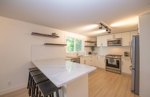 Vernon Apartment | Close to the beach, quiet neighborhood! - The Longacre Suite