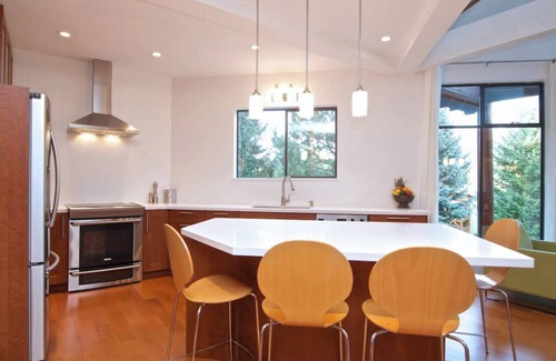 Whistler Cay Heights Bed & Breakfast | Closest Luxury Chalet to Village! Perfect for families~HOT TUB, PATIO, PING PONG