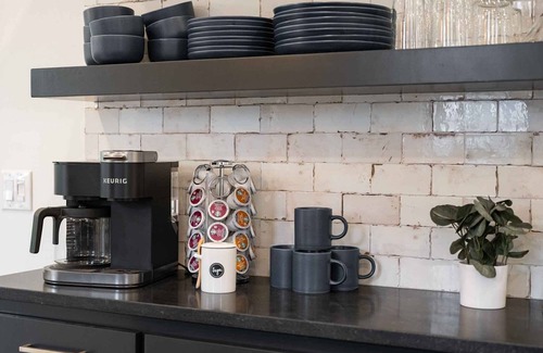 Downtown House | Closest to downtown square, luxury bedding, outdoor patio, vinyl, guitar, piano.